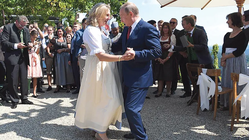 Austria e locul unde Vladimir Putin merge la nunta ministrului austriac de Externe, Karin Kneissl, pentru „dansul miresei“