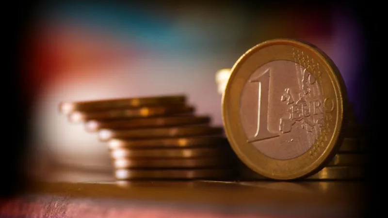 Curs BNR, 27 mai. Moneda euro se depreciază puţin, tot sub noul prag psihologic, de 5.10 lei - Foto: Pexels/Carlos Pernalete Tua