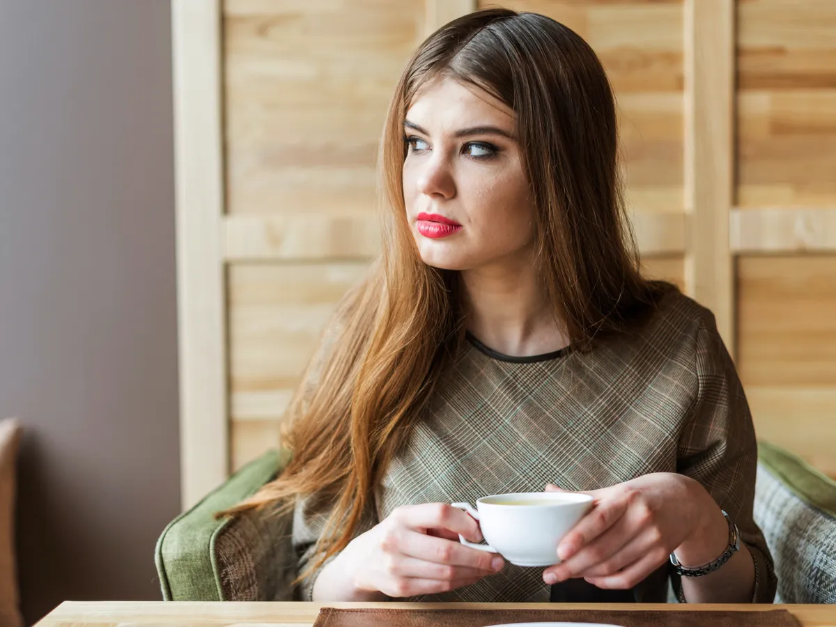 Femeie care servește o cafea - Foto: Freepik (rol ilustrativ)