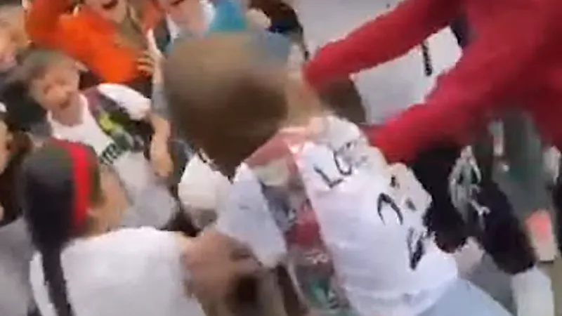 Două eleve de clasa a 7-a și-u dat "interval" la terminarea orelor Foto: captură Youtube