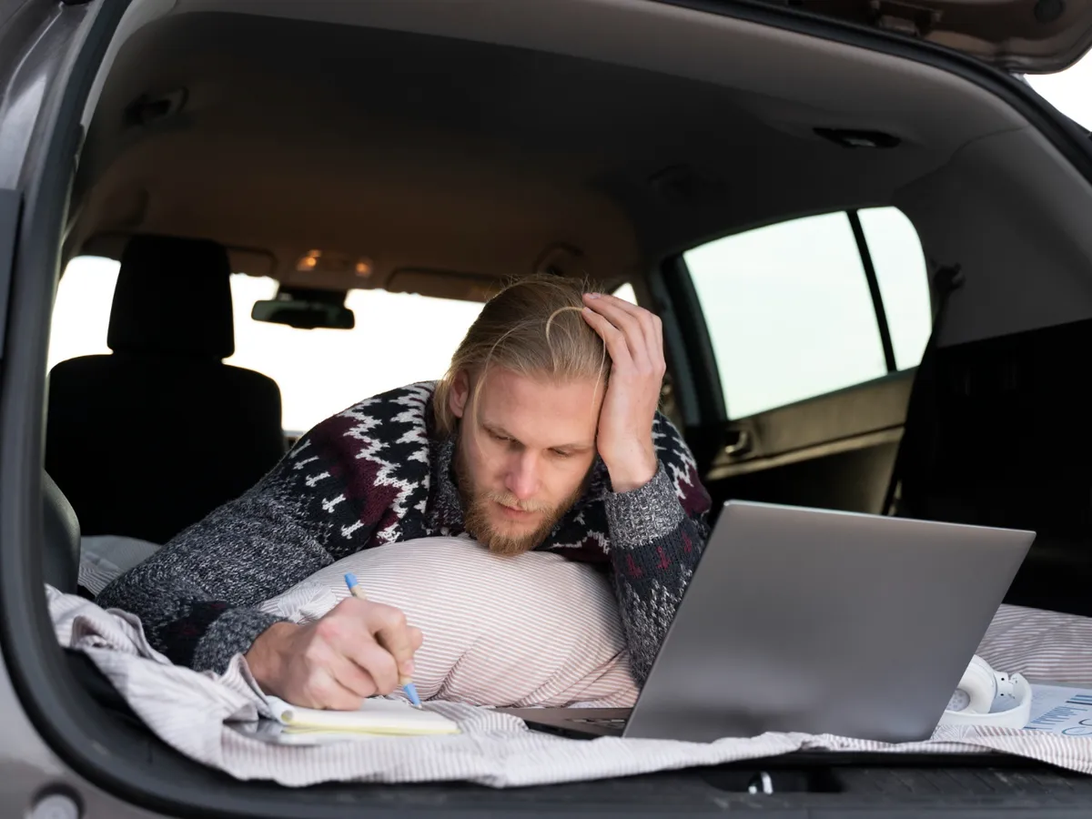 Un IT-st locuiește de 4 ani în mașină deși are o locuință. Câți bani economisește lunar? Foto: Freepik (fotografie cu caracter ilustrativ)