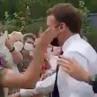 Președintele Franței, Emmanuel Macron, pălmuit de un protestatar. / Foto: captura video