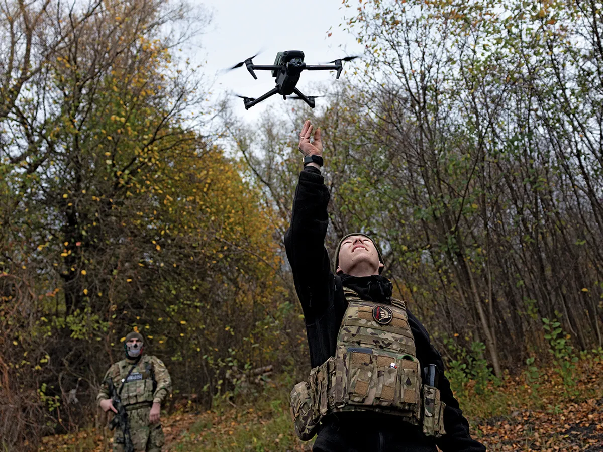 URMĂRIREA INAMICULUI Un soldat din Akhmat Spetsnaz lansează o dronă de observație înaintea unui atac asupra forțelor ucrainene în regiunea Belgorod din Rusia, pe 15 octombrie 2025