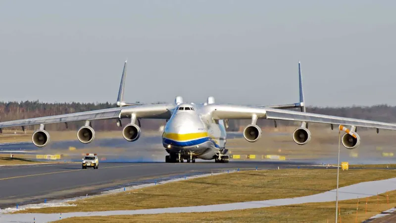 Antonov AN-225 Mriya, cel mai mare avion cargo din lume, a aterizat la București. / Foto: airlinestravel.ro