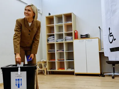 Prim-ministrul Islandei, Kristrun Frostadottir, își exprimă votul la o secție de votare din Reykjavik - Foto: Profimedia Images