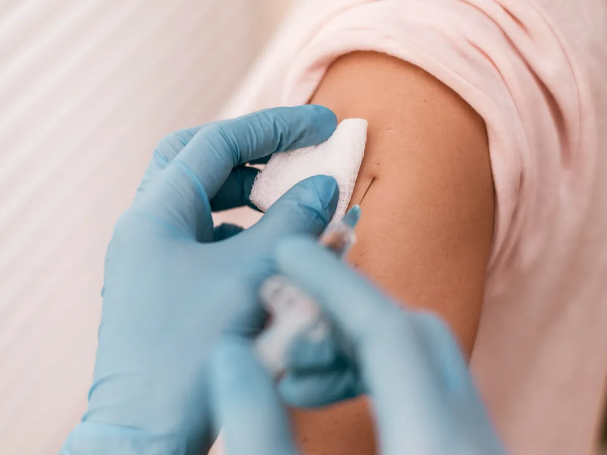 Vaccinul care „bate timpul”: protejează de o boală dureroasă și ajută la încetinirea îmbătrânirii