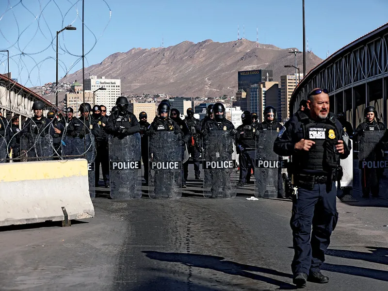 Ofițeri CBP însărcinați cu aplicarea legii efectuează un exercițiu de formare a forței mobile de teren, la 23 ianuarie, la podul internațional Paso del Norte-Santa Fe, din El Paso, Texas