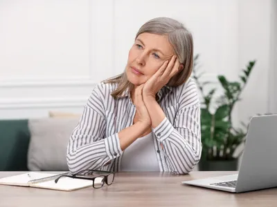 Pensionară aflând o veste rea - Foto: Freepik - Foto: Freepik