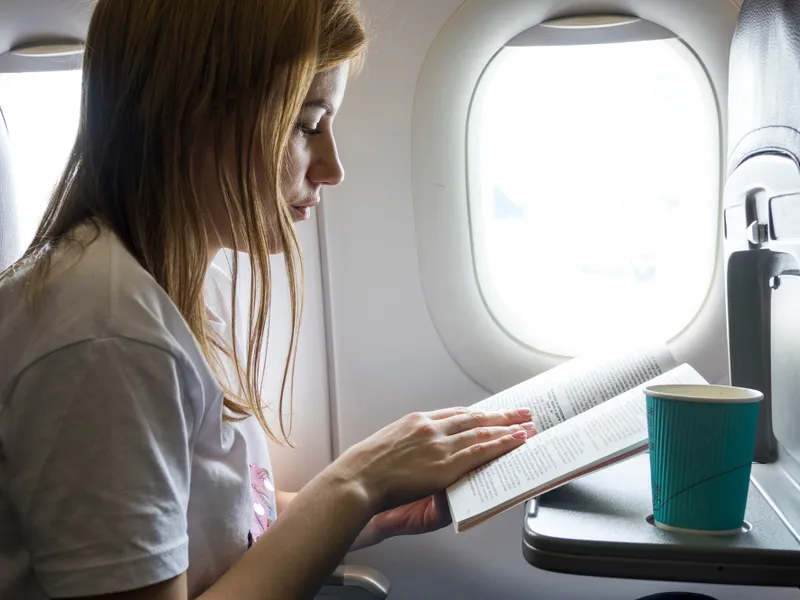 Motivul pentru care o tânără a fost felicitată că NU a cedat locul de la geam din avion unui copil - Foto: Freepik (imagine cu rol ilustrativ)