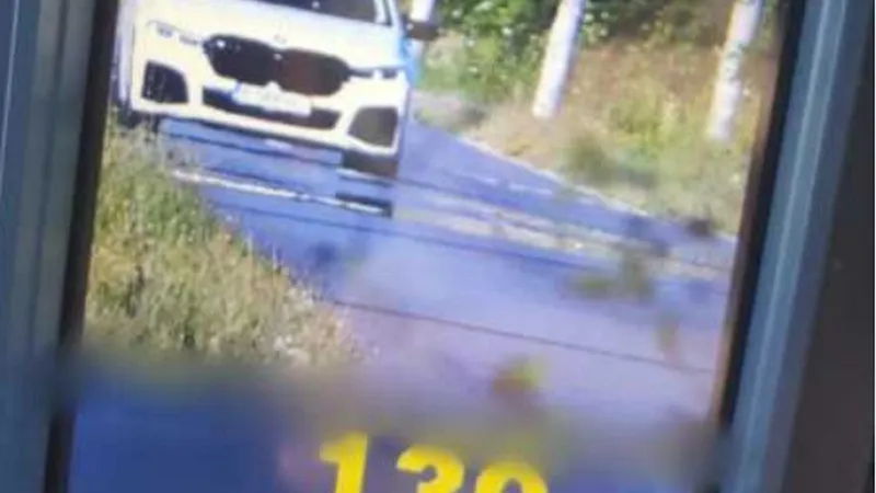 Vitezoman, prins cu 139 km/h în oraș cu un bolid de lux BMW Seria 7. A rămas fără permis - Foto: IPJ Hunedoara