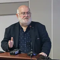 Percheziţie acasă la Alfred Bulai. Sociologul ar urma să fie dus din nou la audieri - Foto: INQUAM PHOTOS/Malina Norocea