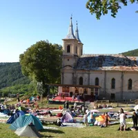 A început pelerinajul la Mănăstirea Nicula. Credincioșii și-au făcut tabără cu corturi - Foto: Știridecluj.ro