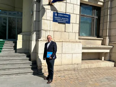 Primar cu șapte mandate. Are 3.000€ din salariu plus pensie și 1.000.000€ în cont. A schimbat 3 partide