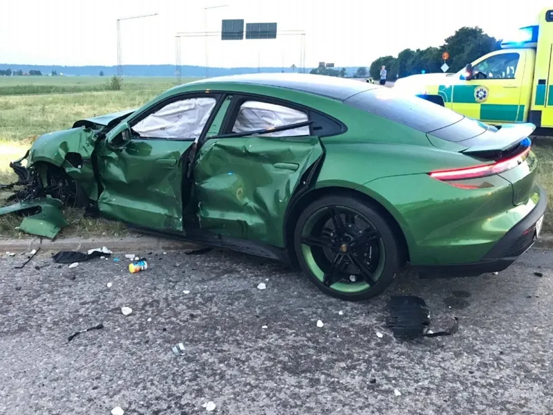 Arestat pentru viteză, după ce și-a făcut praf Porsche-ul de 200.000 €. L-a dat de gol cutia neagră - Foto: Facebook / GTBOARD.com