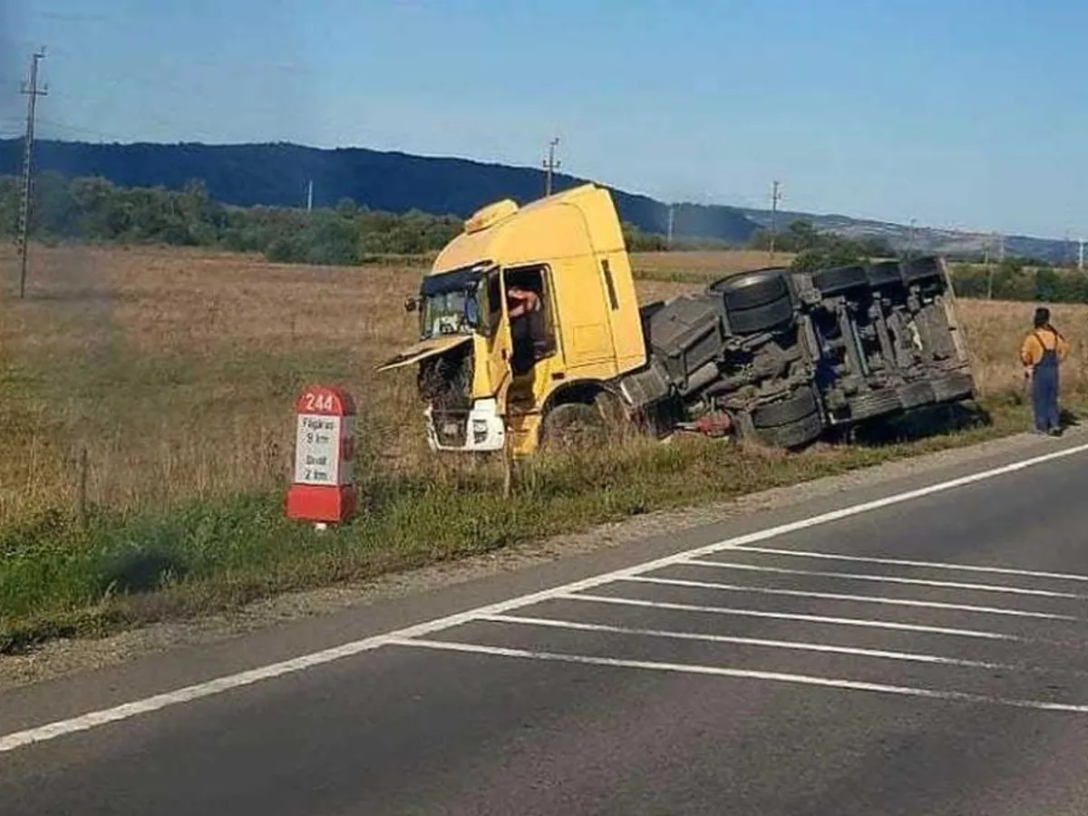 Cisternă încărcată cu acid sulfuric răsturnată în judeţul Braşov - Foto: ISU Braşov