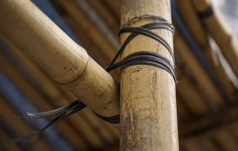 Chiar și etajele superioare ale clădirilor înalte din Hong Kong sunt umplute cu astfel de schele de bambus, când e nevoie - Foto: Profimedia Images