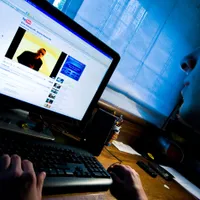 YouTube a anunțat că va reactiva conturile utilizatorilor care au dezinformat răspândind Fake News despre pandemia Covid și alegerile din SUA din 2020 - Foto: Profimedia Images (Imagine cu rol ilustrativ)
