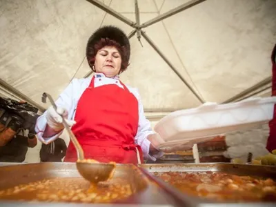 Ziua Unirii va fi marcată vineri, la Iaşi, cu fasole şi cârnaţi. Mii de porţii de fasole la ceaun - Foto: Ziarul de Iași/ Imagine cu caracter ilustrativ