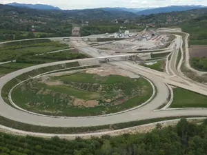 Lucrările pe cel mai greu segment al celei mai așteptate autostrăzi din România, la 73% - Foto: captură video