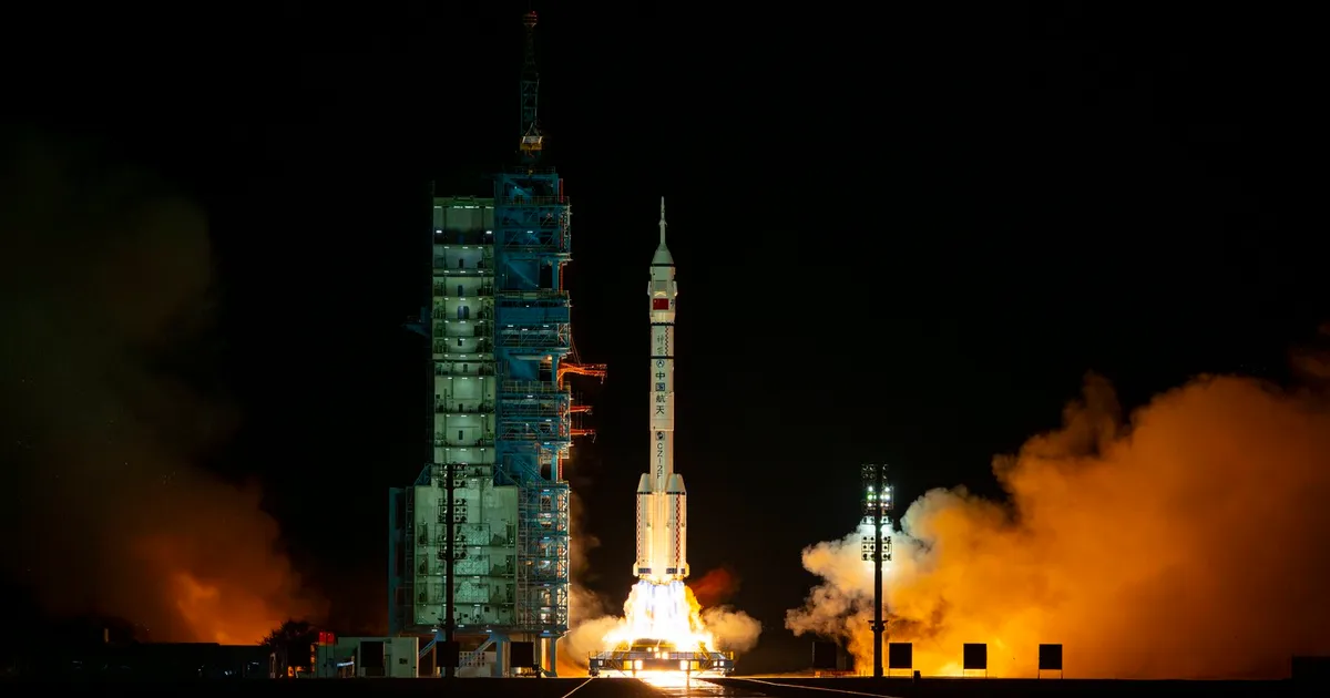 Trei astronauţi au ajuns la bordul staţiei spaţiale a Chinei • Newsweek România