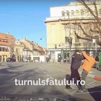 Un polițist a fost filmat când bate un om al străzii pentru că nu purta mască, în centrul Sibiului/FOTO: Captură Youtube