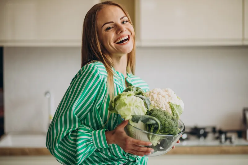 Femeie cu salată - Foto: Freepik