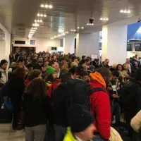 Îmbulzeală la bagaje pe Otopeni/FOTO: facebook.com/Emilian Isăilă