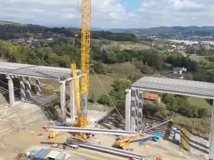 Lucrări spectaculoase, pe Autostrada Pitești-Sibiu. Grinzi de 70 tone, la 30 m înălțime - Foto: captură video