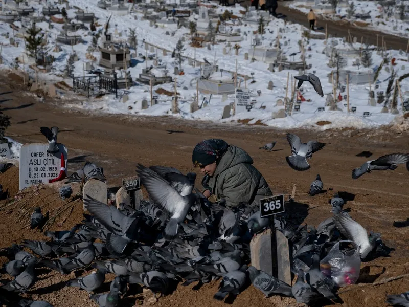 În zonele distruse de cutremure din Turcia și Siria nu mai sunt locuri în cimitire și sicrie - Foto: Profimedia