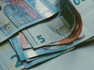 Un bărbat care furat de la o casă de schimb valutar din Sibiu 2.000 de euro, prins de localnici/FOTO: Unsplash