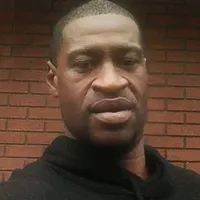 Fostul poliţist Derek Chauvin refuză să depună mărturie. E judecat pentru moartea lui George Floyd/FOTO: derbytelegraph.com