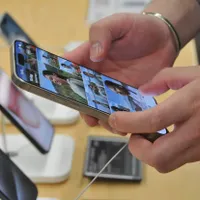iPhone 15 se încinge ca un „grătar”, până la 47 grade Celsius. Apple pregătește un update urgent - Foto: Profimedia Images