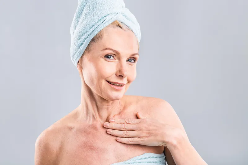 Femeie care a ieșit de la duș - Foto: Freepik (Imagine cu rol ilustrativ)