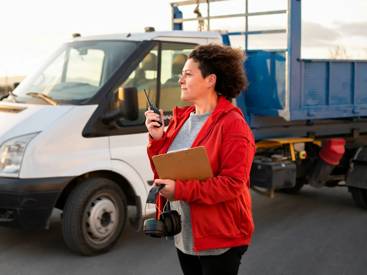 Femeie lângă camion - Foto: Freepik (rol ilustrativ)