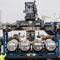 Patru cilindri cu uraniu îmbogăţit din Rusia sunt încărcaţi într-un camion de transport, la Dunkirk, în nordul franţei - Foto: Profimedia Images (imagine cu caracter ilustrativ)