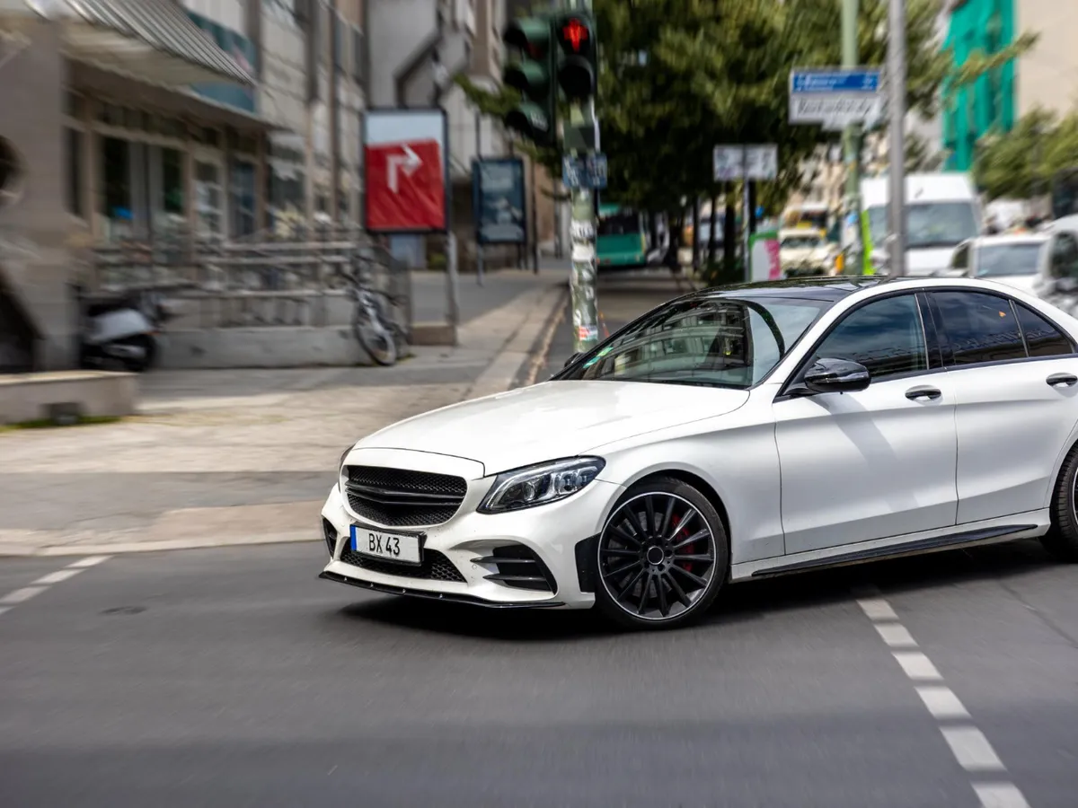 Proprietarul unui Mercedes scump a lăsat mașina la service, iar când s-a pornit GPS-ul, a fost în stare de șoc