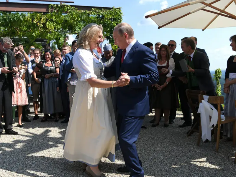 Vladimir Putin a fost la nunta fostului ministru de Externe, Karin Kniessl. Partidul acesteia, FPÖ, e pe primul loc- Foto: Profimedia Images