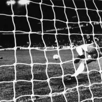 Helmuth Duckadam apără un penalty în finala Cupei Campionilor din 1986 - Foto: Profimedia
