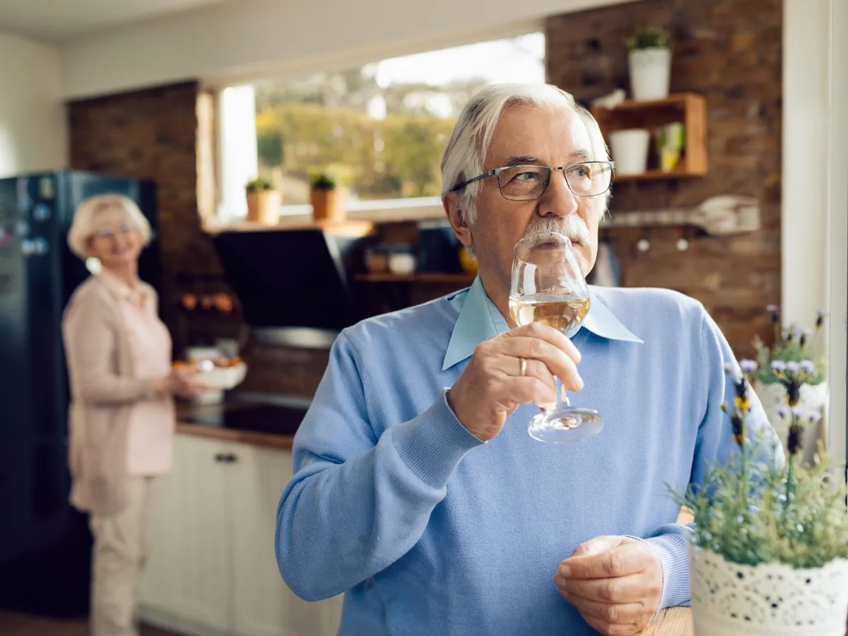 Pensionar care bea un pahar de vin alb - Foto: Freepik (Imagine cu rol ilustrativ)