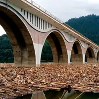 S-a început degajarea deșeurilor aduse în urma ploilor şi viiturilor pe lacul Izvorul Muntelui - Foto: Arhiva