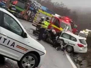 Accident groaznic, pe Dealul Negru. Un șofer de 28 de ani s-a înfipt într-un TIR - Foto: captură video