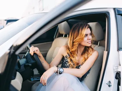 Mașină și femeie - Foto: Freepik