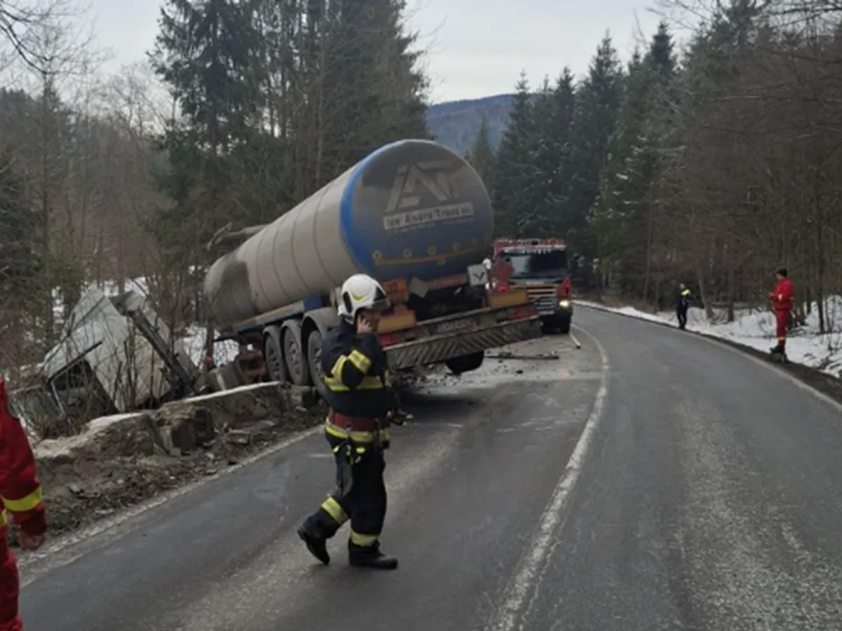 Trafic restricţionat pe DN 1A, după ce o cisternă a derapat, blocând un sens de mers