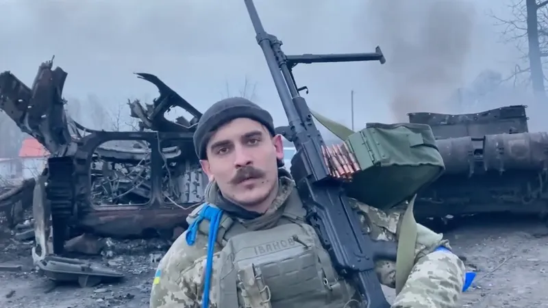 Belarușii voluntari fac prăpăd în rândul soldaților ruși. Ivanov, cu celebra mustață este nevătămat/FOTO: Twitter/@visegrad24