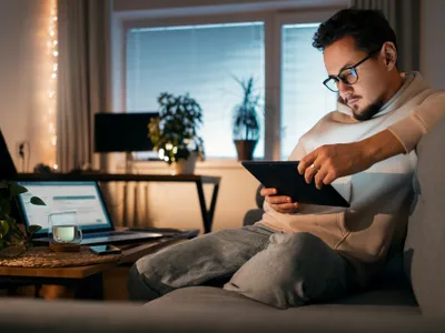 Bărbat folosește internetul- Foto: magnific (rol ilustrativ)