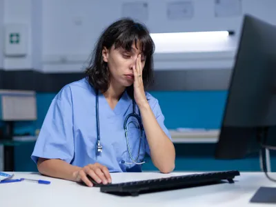 Medic la calculator - Foto: Freepik (rol ilustrativ)