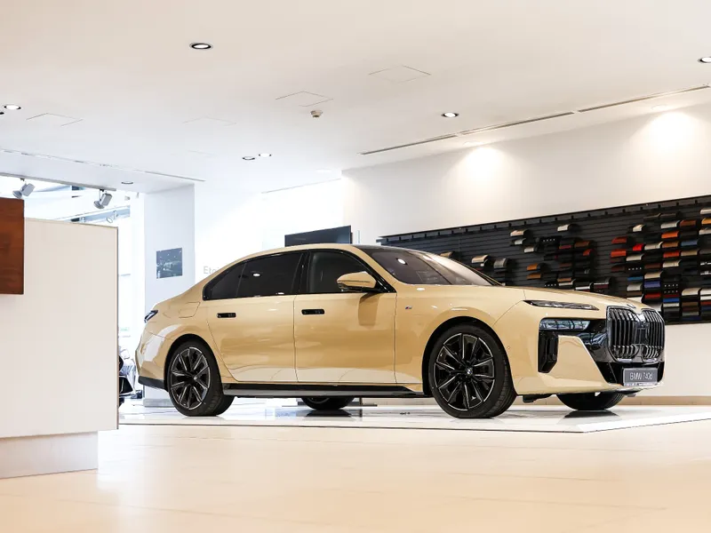 Un român și-a luat un BMW unic. Culoarea Desert Sand Uni costă 7.000 €. Opțiuni de 50.000 € - Foto: Dragoș Savu