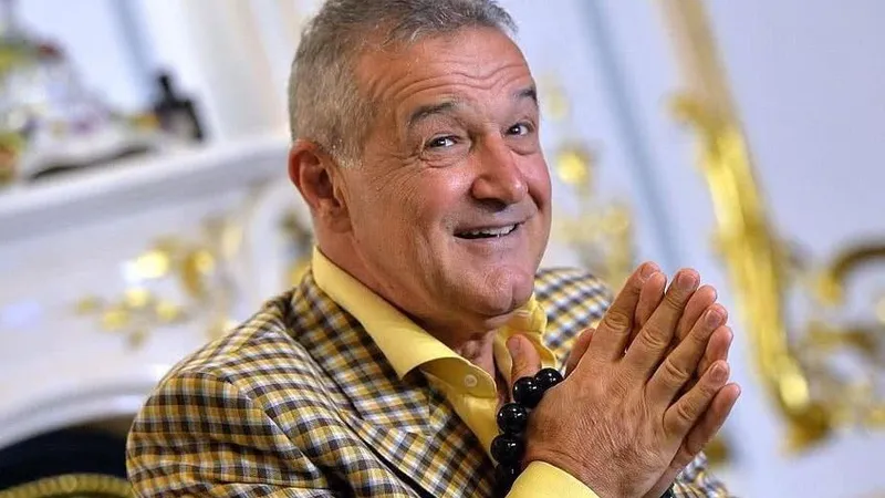 Gigi Becali a împărțit bancnote de 200 de lei dintr-o pungă de hârtie.  / gsp