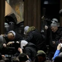 Proteste dispersate cu gaze, în Serbia. Partidul lui Vucic e acuzat că a manipulat alegerile - Foto: Profimedia Images