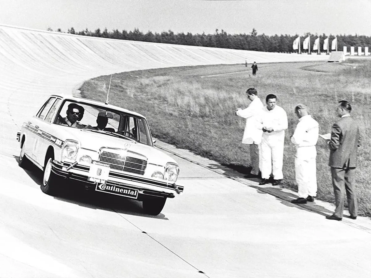 „e-car“, prima mașină 
controlată electronic din 1968, rulează pe Contidrom. Cablul de ghidaj se observă între roți, pe drum